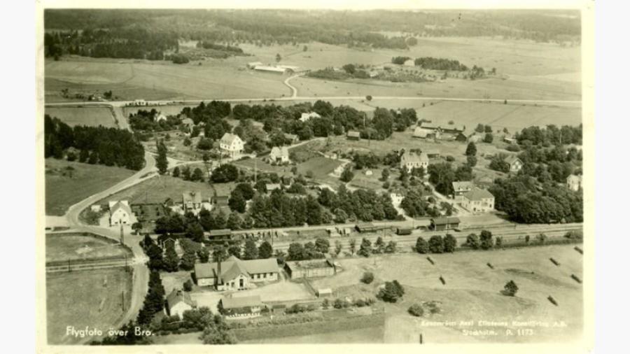 Bro från 1940-talet. Överst syns Finsta Gård.